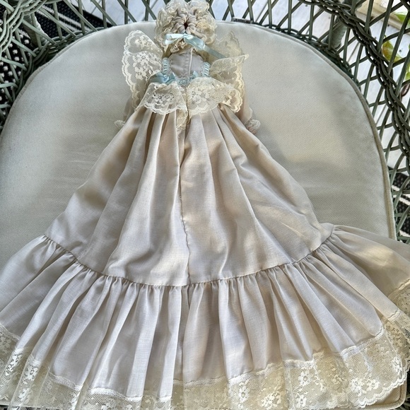 1992 GUNNY, 10 1/2” PORCELAIN DOLL WITH CLOTH BODY. - Picture 13 of 14